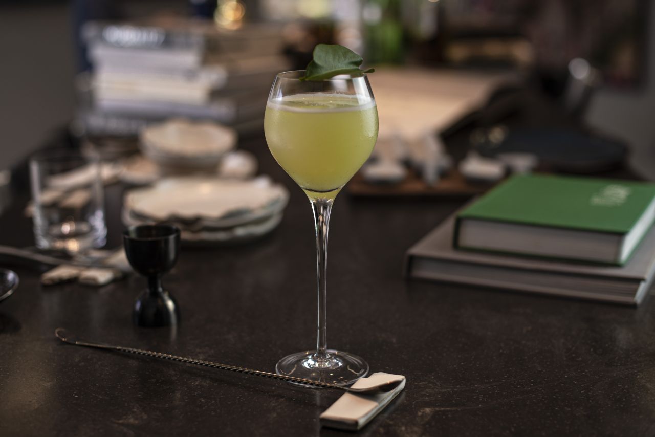 Drink criativo com ingredientes variados. Drink criativo com ingredientes variados.