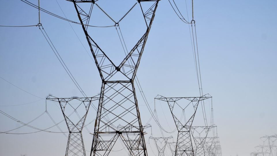 Setor produtivo pede isenção do ICMS sobre aumento da tarifa de energia no Paraná Linhas de transmissão