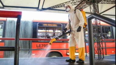 Sanitização de ônibus na prevenção da Covid-19: números da pandemia estão muito altos em duas semanas de bandeira laranja.