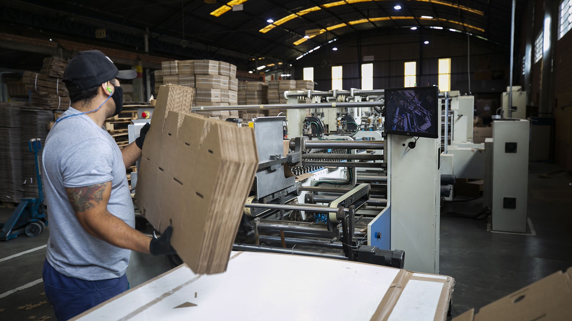 Empresas enfrentam dificuldades para aquisição de insumos, como embalagens de papelão