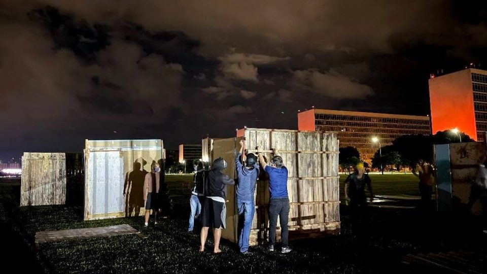 Integrantes da ONG Rio de Paz montam protesto contra o fim do auxílio emergencial na Esplanada dos Ministérios, em Brasília.