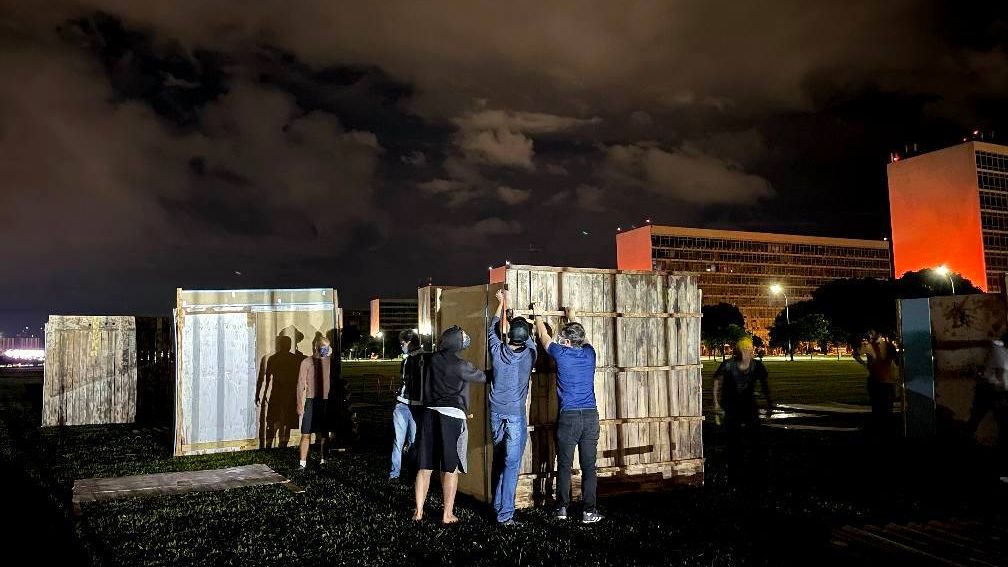 Integrantes da ONG Rio de Paz montam protesto contra o fim do auxílio emergencial na Esplanada dos Ministérios, em Brasília.