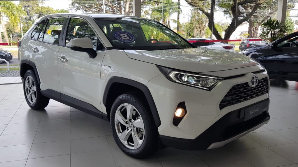 Toyota RAV4 Hybrid no showroom da concessionária Sulpar