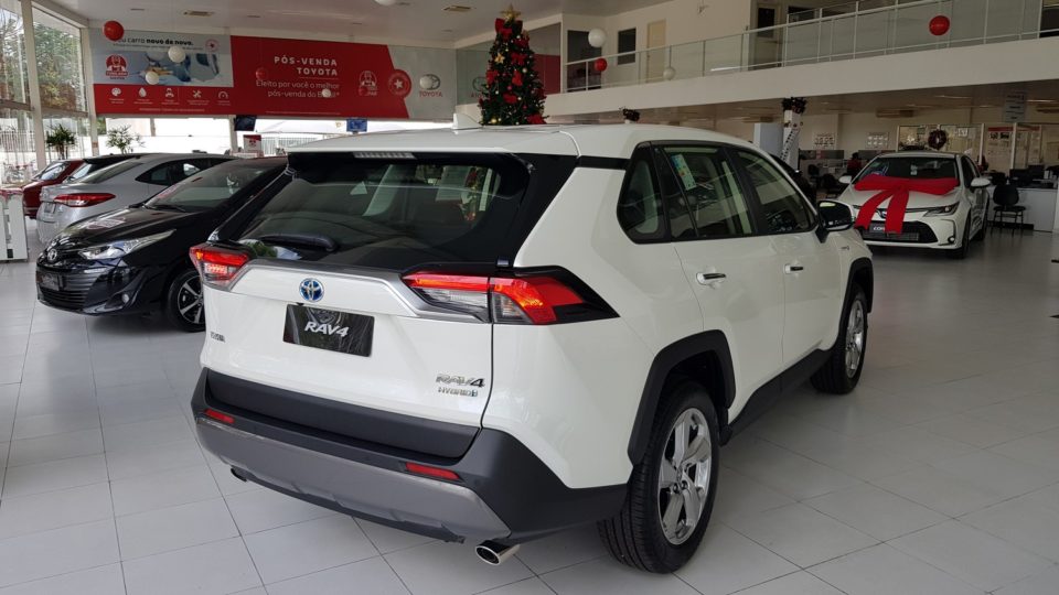 Toyota RAV4 Hybrid no showroom da concessionária Sulpar