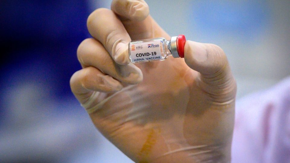 Países ricos garantiram doses das vacinas da Covid-19 suficientes para imunizar três vezes a população em 2021