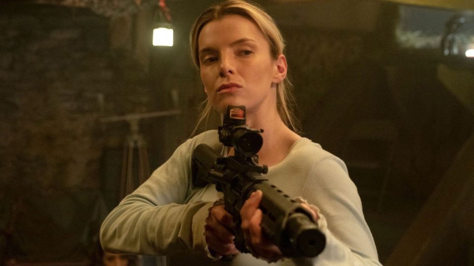 Betty Gilpin em cena de A Caçada.