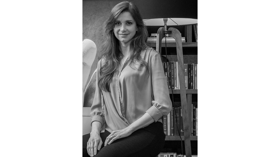 A engenheira civil e especialista em arquitetura Janaina Macedo é responsável por criar uma vitrine de Natal a convite da Sierra Móveis