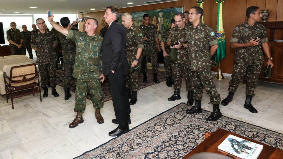 Bolsonaro posa para fotos com oficiais do Exército: mudança nos critérios de promoção causar insatisfação entre os militares.