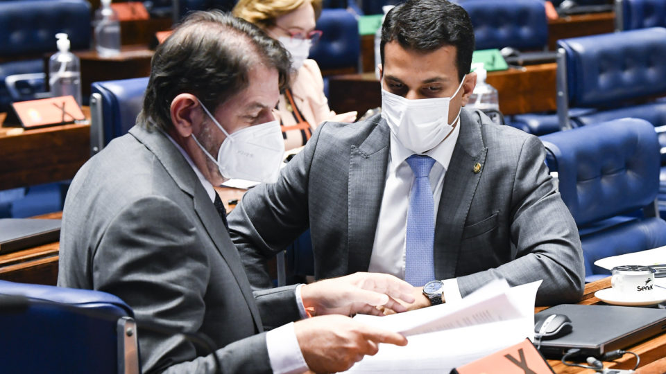 Senador Cid Gomes (PDT-CE) conversa com o senador Irajá Abreu (PSD-TO), à direita, relator da LDO, que dá diretrizes para definição do Orçamento da União em 2021.