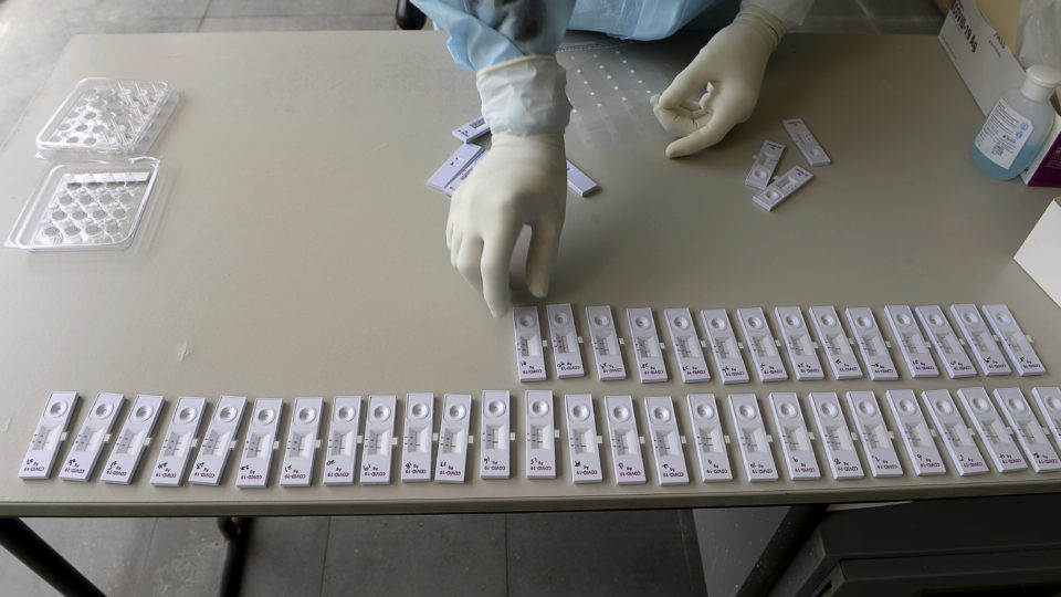 Curitiba registrou nesta terça-feira mais 909 casos de coronavírus.