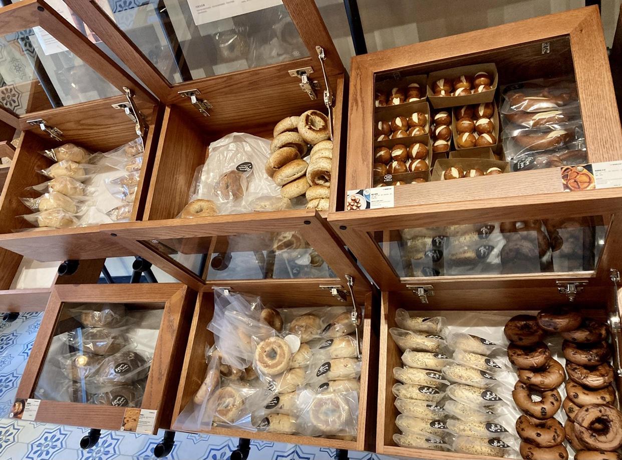 A disposição escolhida me transportou para as feiras livres, para as bancas de bolacha e biscoito. A disposição escolhida me transportou para as feiras livres, para as bancas de bolacha e biscoito.