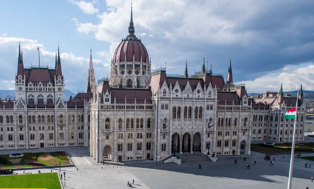 Hungria proíbe adoção de crianças por casais do mesmo sexo