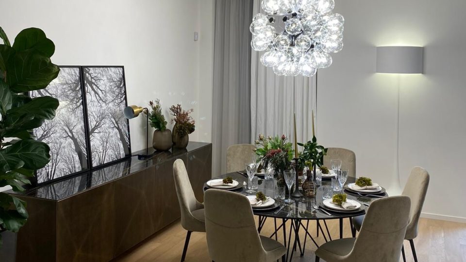 Brasileira faz sucesso repaginando residências de italianos com serviço de decoração express Sala de jantar após reforma da brasileira Lia Paiva.