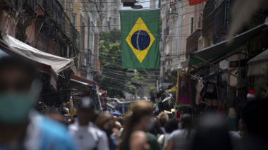 FMI reduz previsão de crescimento do Brasil e do mundo; compare países Movimento no Saara, comércio popular do Rio de Janeiro: auxílio emergencial movimentou economia brasileira em 2020