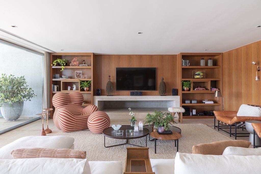 No living, a poltrona Up – Donna, assinada por Gaetano Pesce, foi o ponto de partida do décor.