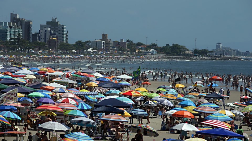No verão do pedágio grátis, Sanepar apela por economia d’água também nas praias Litoral do PR: crise hídrica não deve impulsionar falta d'água na alta temporada