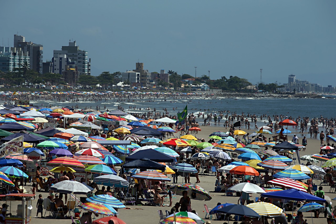 Prefeituras e Sanepar estão se preparando para dar conta do grande volume de turistas que costuma lotar as praias durante a temporada, principalmente nos feriados de Natal e Ano Novo.