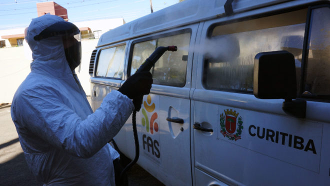 Coronavírus já infectou mais de 100 mil curitibanos. Veja os números atualizados Limpeza de veículo da prefeitura de Curitiba: infectados na cidade passaram de 100 mil.