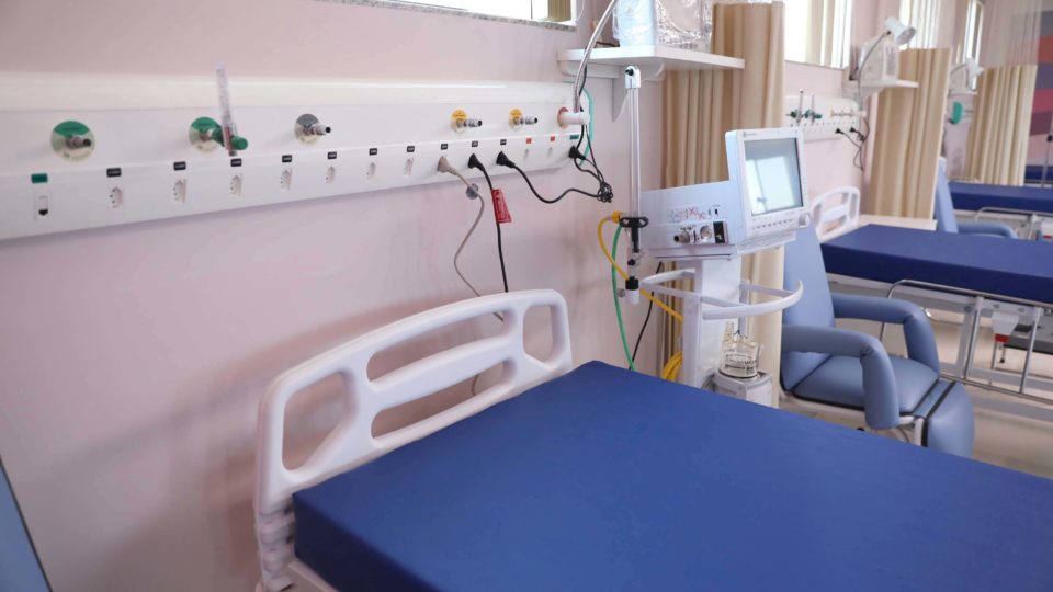 Leito de UTI exclusivo para tratamento de paciente com Covid-19.