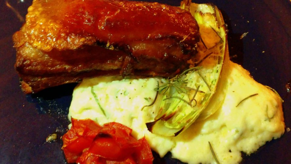 Pescara mantém menu-confiança em alta e anuncia novidades para 2021 Costela suína com creme de alho-poró cítrico – um dos itens de um jantar com menu-confiança do Pescara.