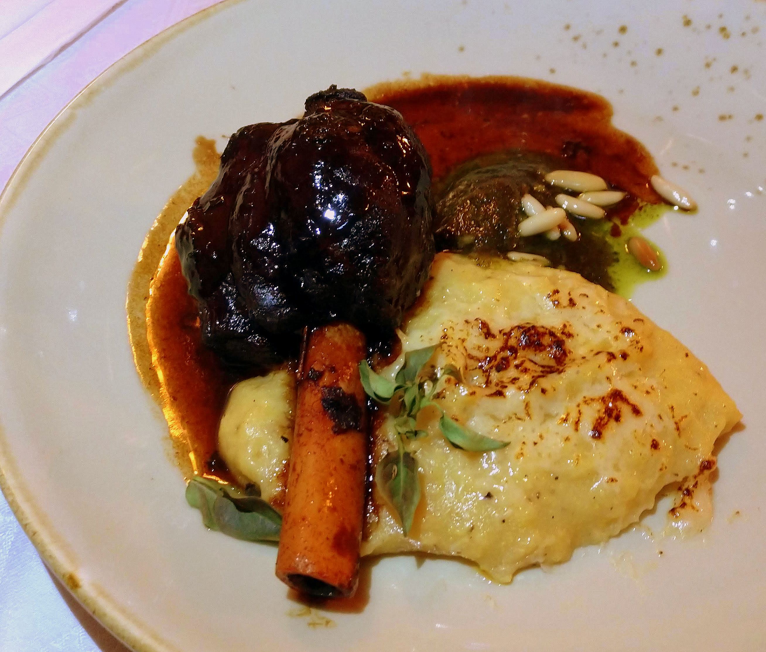Stinco de cordeiro, escoltado por demi glace com ameixa preta, polenta cremosa. Stinco de cordeiro, escoltado por demi glace com ameixa preta, polenta cremosa.