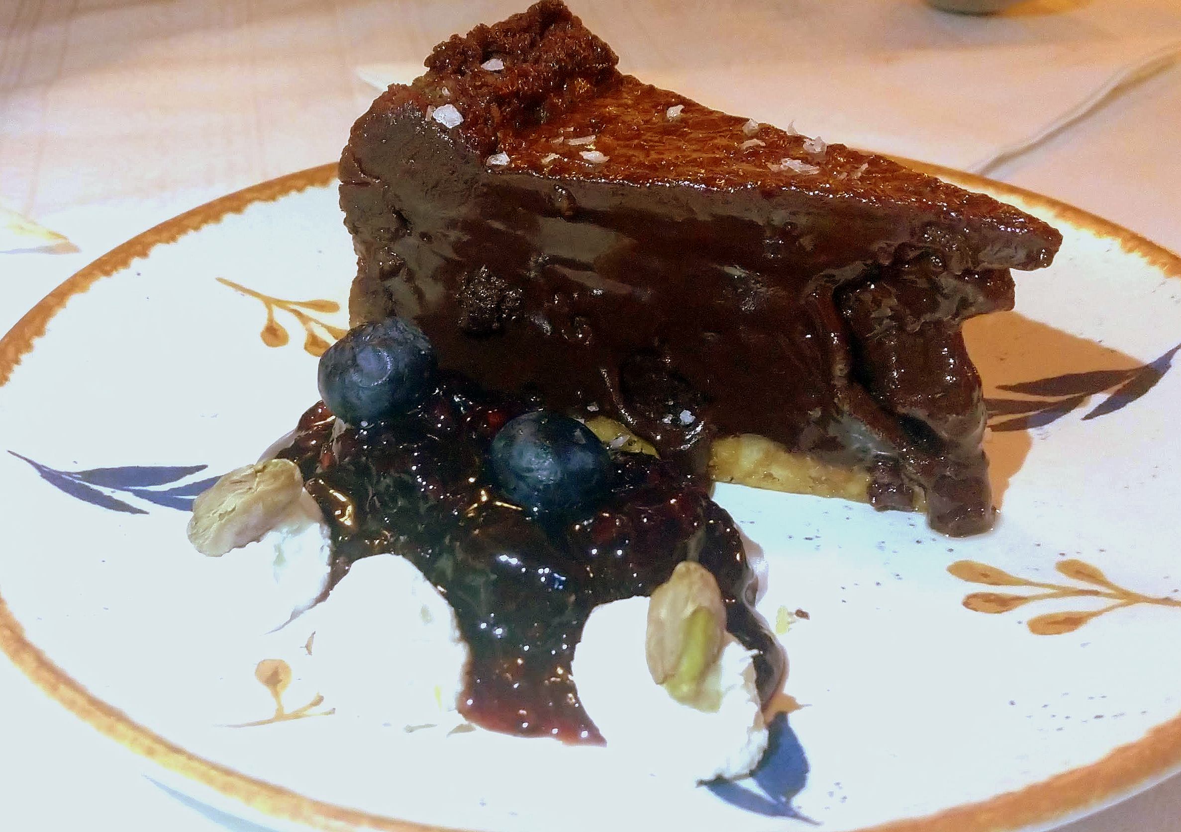 Torta mouse chocolate 85% e calda de frutas vermelhas. Torta mouse chocolate 85% e calda de frutas vermelhas.