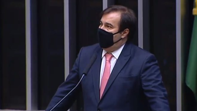 O presidente da Câmara, Rodrigo Maia (DEM-RJ), em sessão desta sexta (18). O presidente da Câmara, Rodrigo Maia (DEM-RJ), em sessão desta sexta (18).