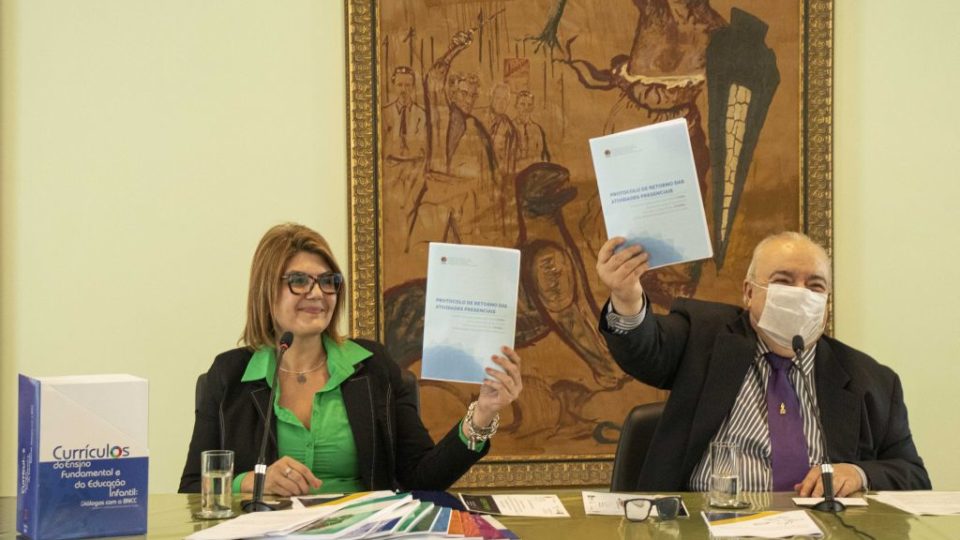 Rafael Greca e a secretária Maria Sílvia Bacila anunciam protocolo sanitário para volta às aulas.