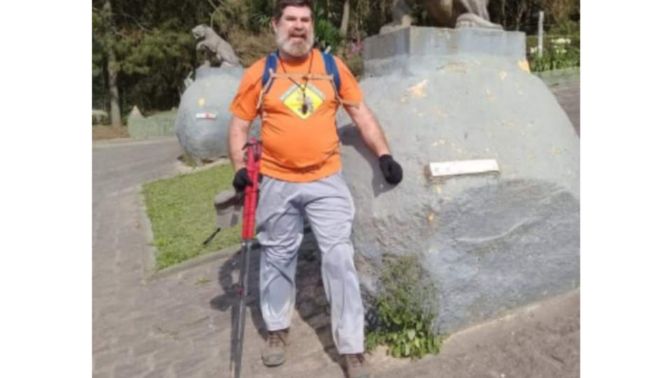 “Walkaholic”, Celso Aramis Oliveira fazia caminhadas em prol de causas sociais Celso Aramis Oliveira caminhava para fazer o bem.