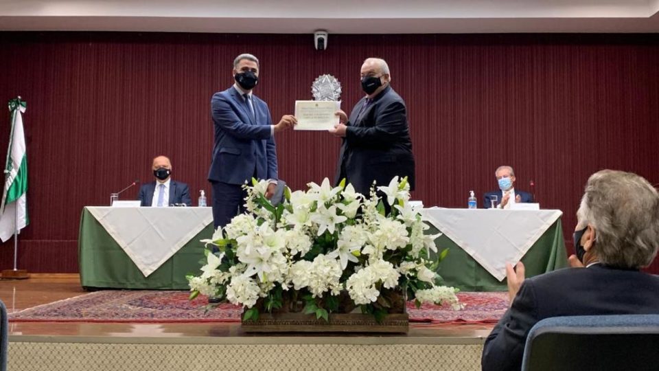 Em cerimônia atípica, Greca e vereadores recebem diploma da Justiça Eleitoral Rafael Greca (DEM) recebe diploma da Justiça Eleitoral para mandato que se inicia em 2021