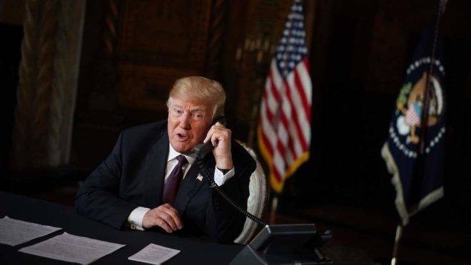 Trump assina orçamento para dois dias e Congresso negocia pacote neste fim de semana