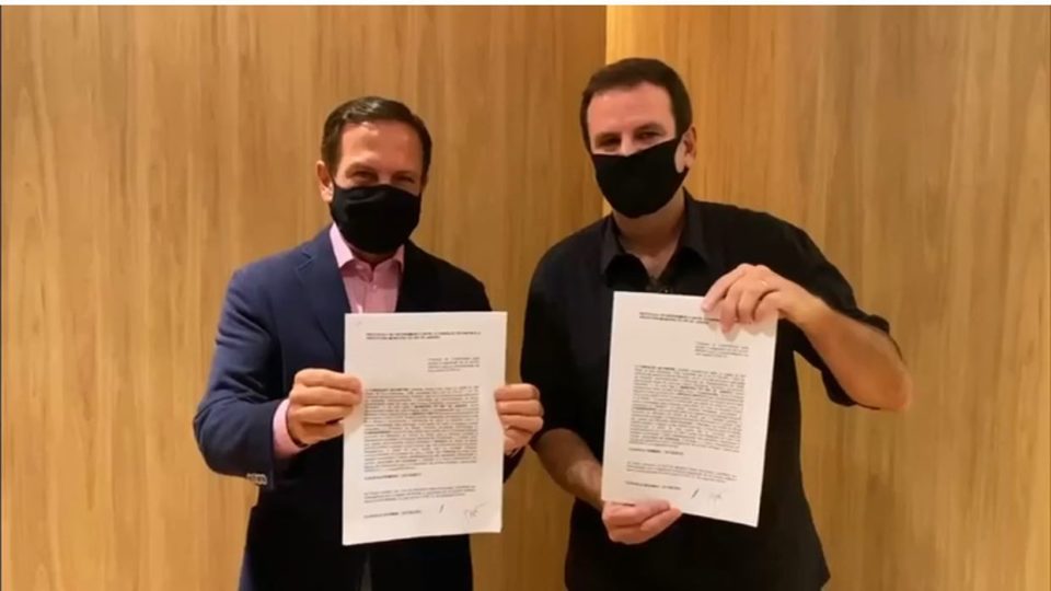Prefeito eleito do Rio, Paes anuncia acordo com Butantan para compra de vacina João Doria e Eduardo Paes posam para foto assinando termos de acordo para compra de vacina da Covid-19.