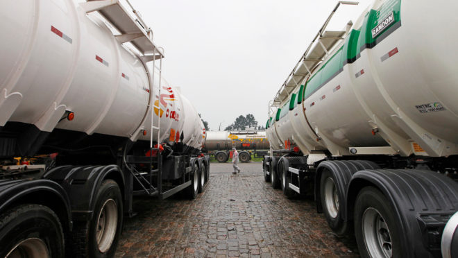 Escalada do diesel incomoda caminhoneiros e faz Bolsonaro questionar Petrobras Escalada do diesel incomoda caminhoneiros e faz Bolsonaro questionar Petrobras