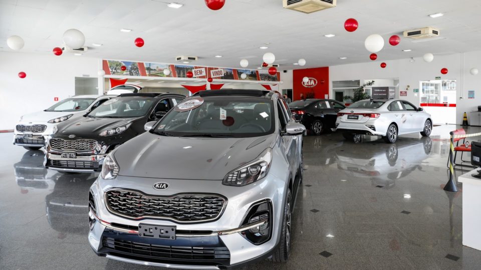 Carros expostos no showroom da Kia Sulpar, em Curitiba.