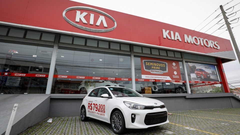 Kia Rio em exposição em frente à fachada da Kia Sulpar, em Curitiba