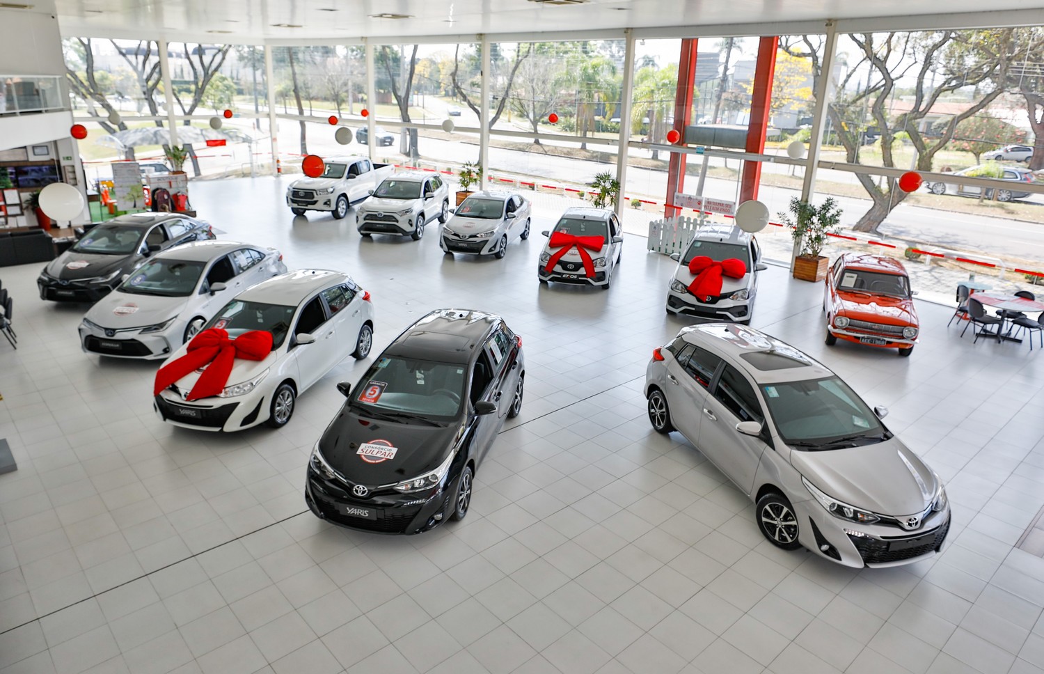 Carros expostos no showroom da Toyota Sulpar Alto da XV, em Curitiba.