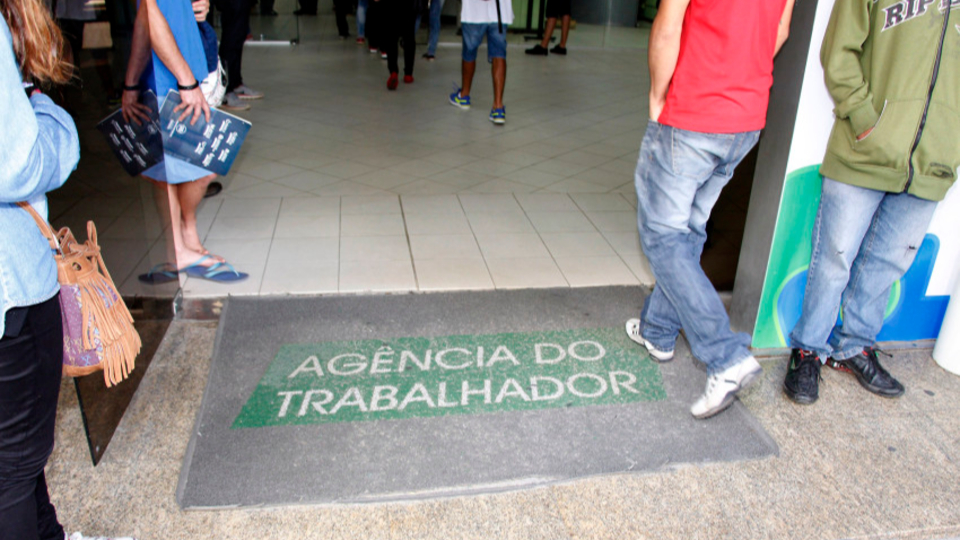 Perda de empregos formais no acumulado de 2020 é menor do que a registrada em 2015 e 2016, quando o país estava em recessão.