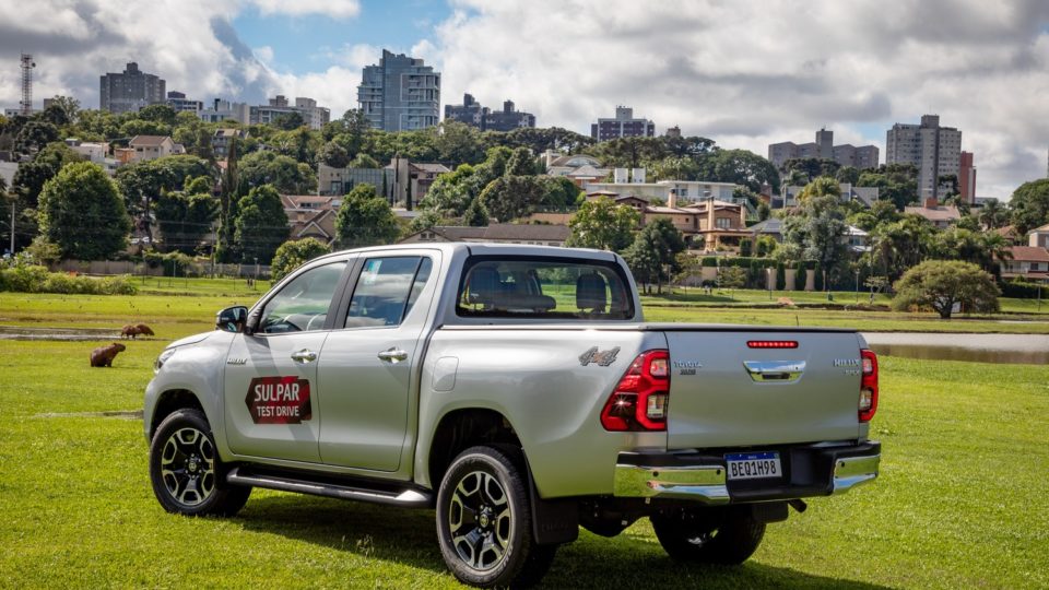 Toyota Hilux no Parque Barigui, em Curitiba, com capivaras ao fundo