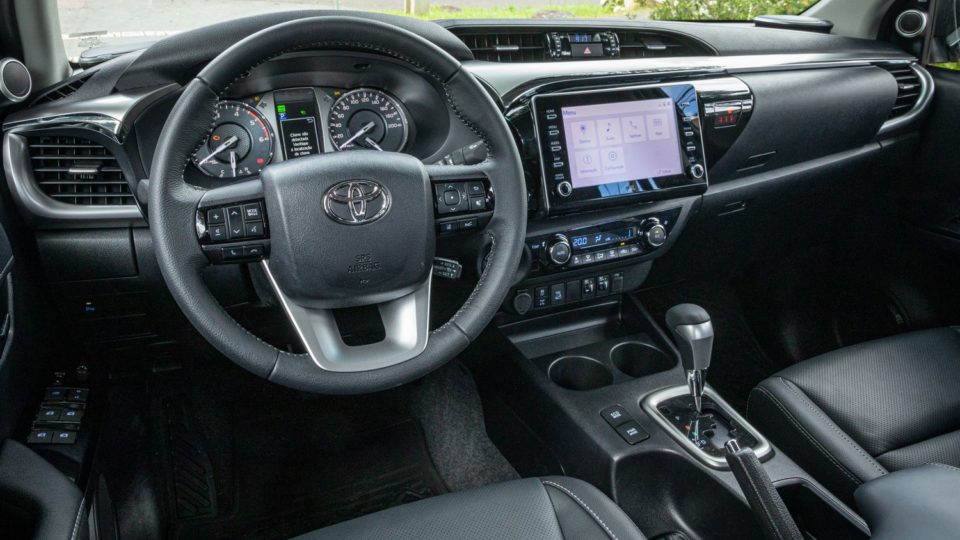 Interior da Toyota Hilux 2021, que ganhou na central multimídia