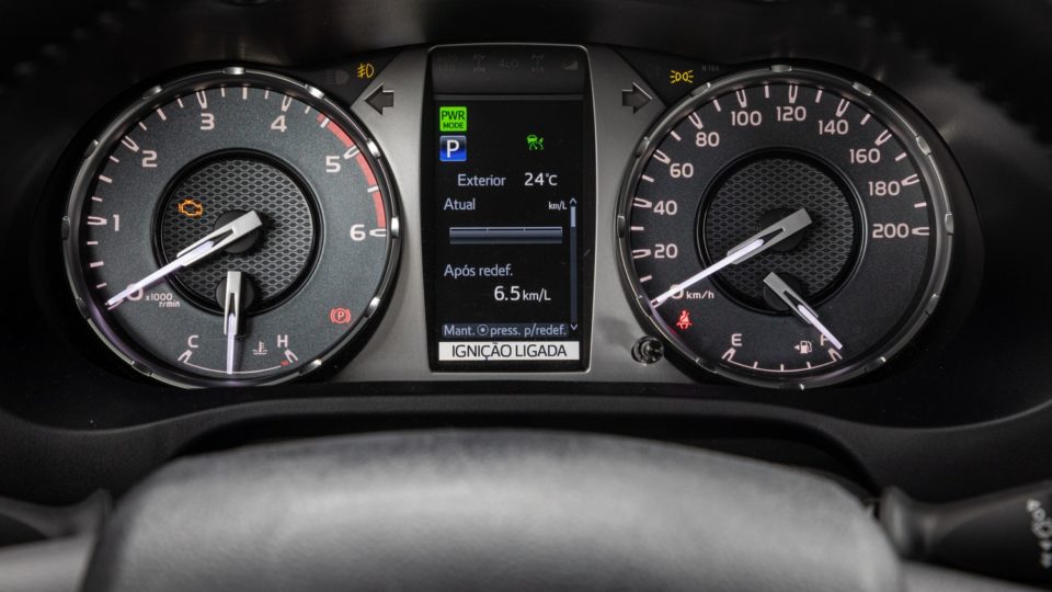 Quadro de instrumentos da nova Toyota Hilux