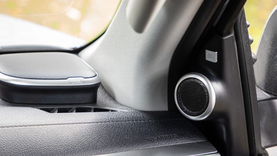 Sistema de som da JBL na versão SRX, a topo de linha da Hilux.