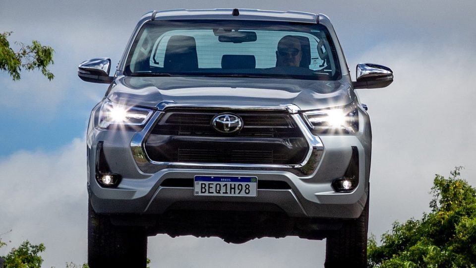 A nova Toyota Hilux vem com conjunto de iluminação full led na versão SRX.