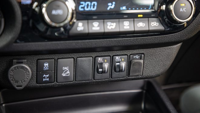Ar-condicionado digital e botões de comando da nova Hilux