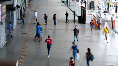 Isolamento, auxílio, retomada, nova onda: como a Covid-19 mexeu com a economia Rodoviária do Plano Piloto, em Brasília: Covid-19 atropelou economia brasileira em 2020