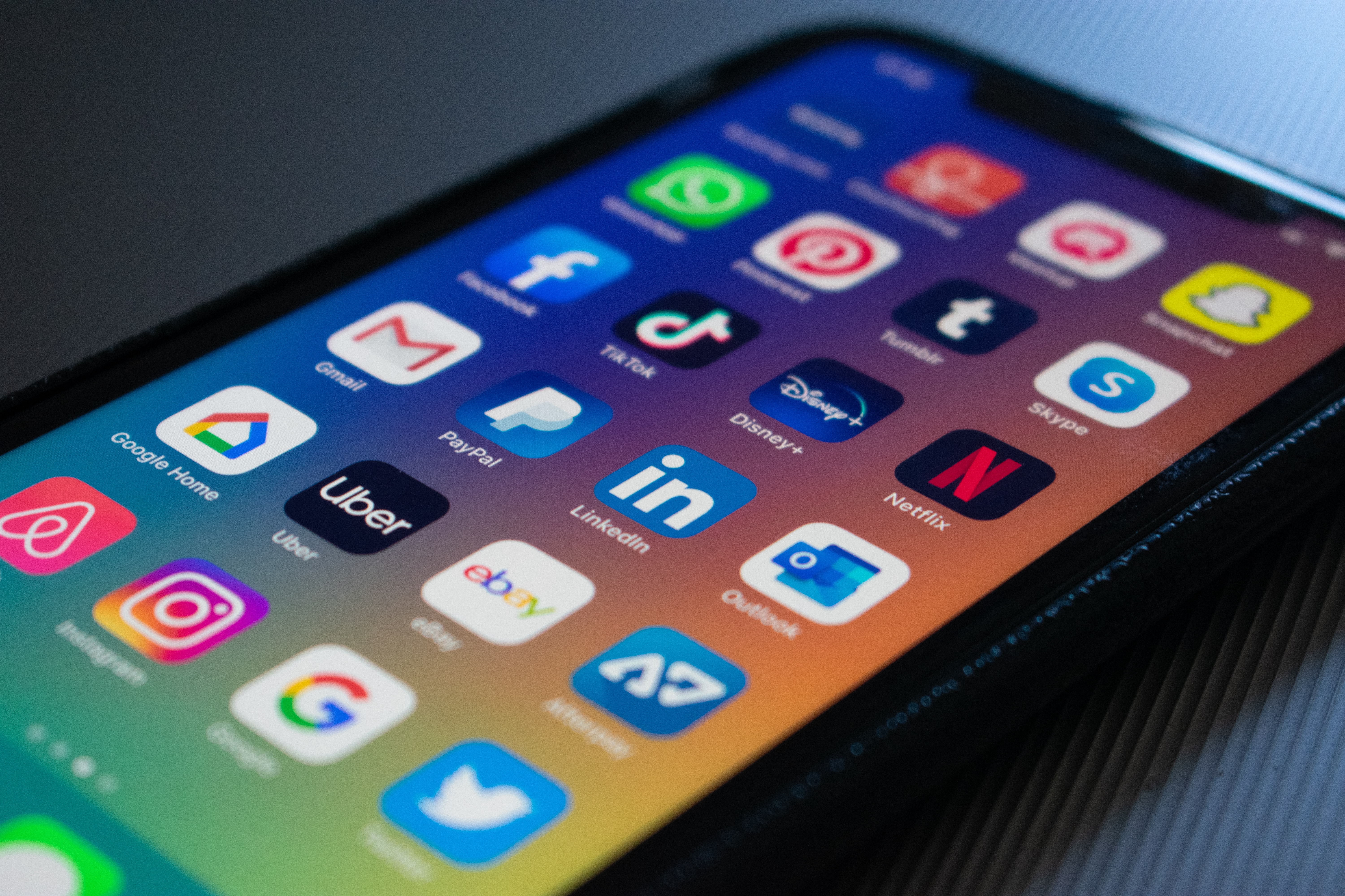 Pesquisa da Hootsuite aponta cinco tendências que empresas devem considerar quando falamos em presença digital e redes sociais para 2021. Veja quais são elas!