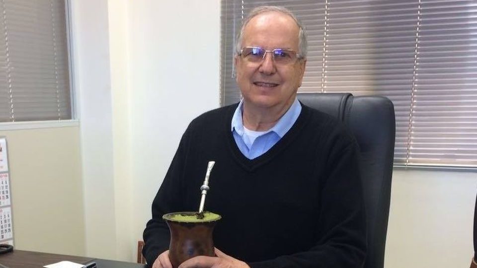 Morre de Covid-19 o empresário Plínio Destro, suplente do senador Oriovisto Guimarães Empresário Plínio Destro, que era segundo suplente do senador Oriovisto Guimarães, morreu de Covid-19 aos 69 anos.