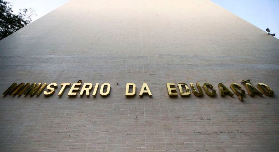 Pandemia, aulas suspensas e troca de ministros: a educação em 2020 e os desafios de 2021 Fachada do Ministério da Educação, o MEC