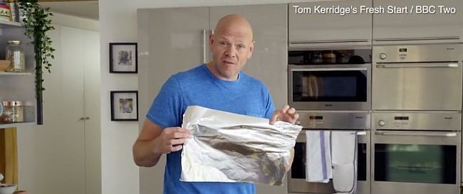 Chef Tom Kerridge mostra, em vídeo, como usar o lado certo do papel alumínio. Foto: Reprodução / BBC Chef Tom Kerridge mostra, em vídeo, como usar o lado certo do papel alumínio. Foto: Reprodução / BBC