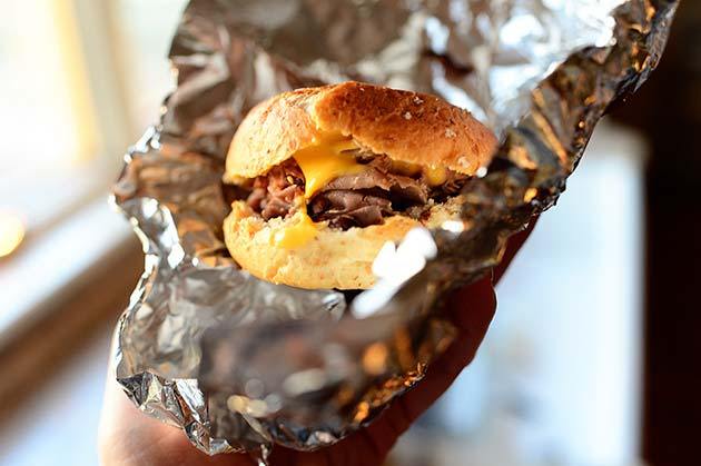 Se o intuito é manter um alimento frio, como um lanche, a dica é embrulhá-lo com o lado brilhante do papel alumínio para fora e vice versa. Foto: Reprodução Pinterest / The Pioneer Woman Se o intuito é manter um alimento frio, como um lanche, a dica é embrulhá-lo com o lado brilhante do papel alumínio para fora e vice versa. Foto: Reprodução Pinterest / The Pioneer Woman