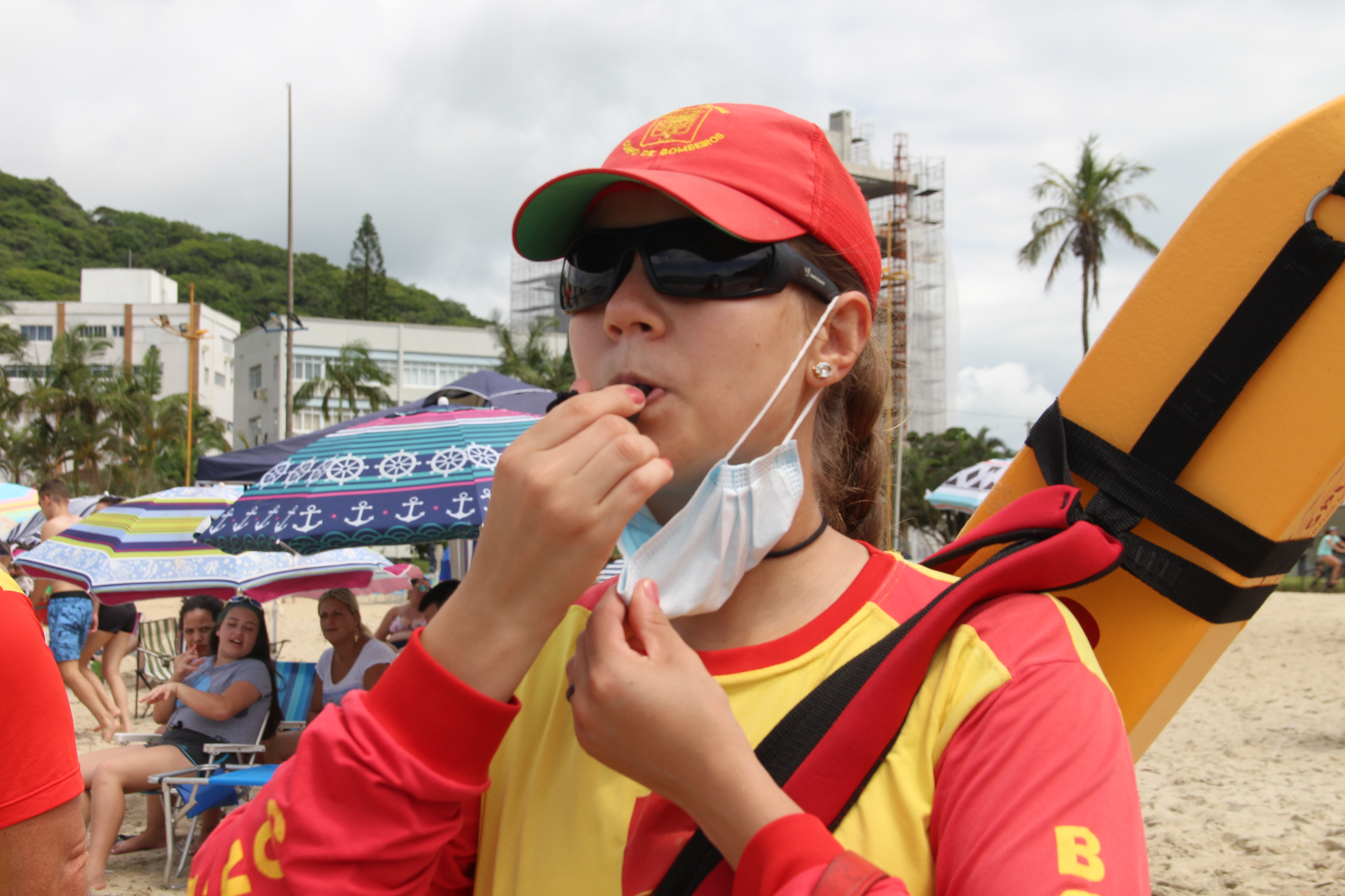 Um equipe de 195 guarda-vidas civis fixos atuam no litoral paranaense durante o verão